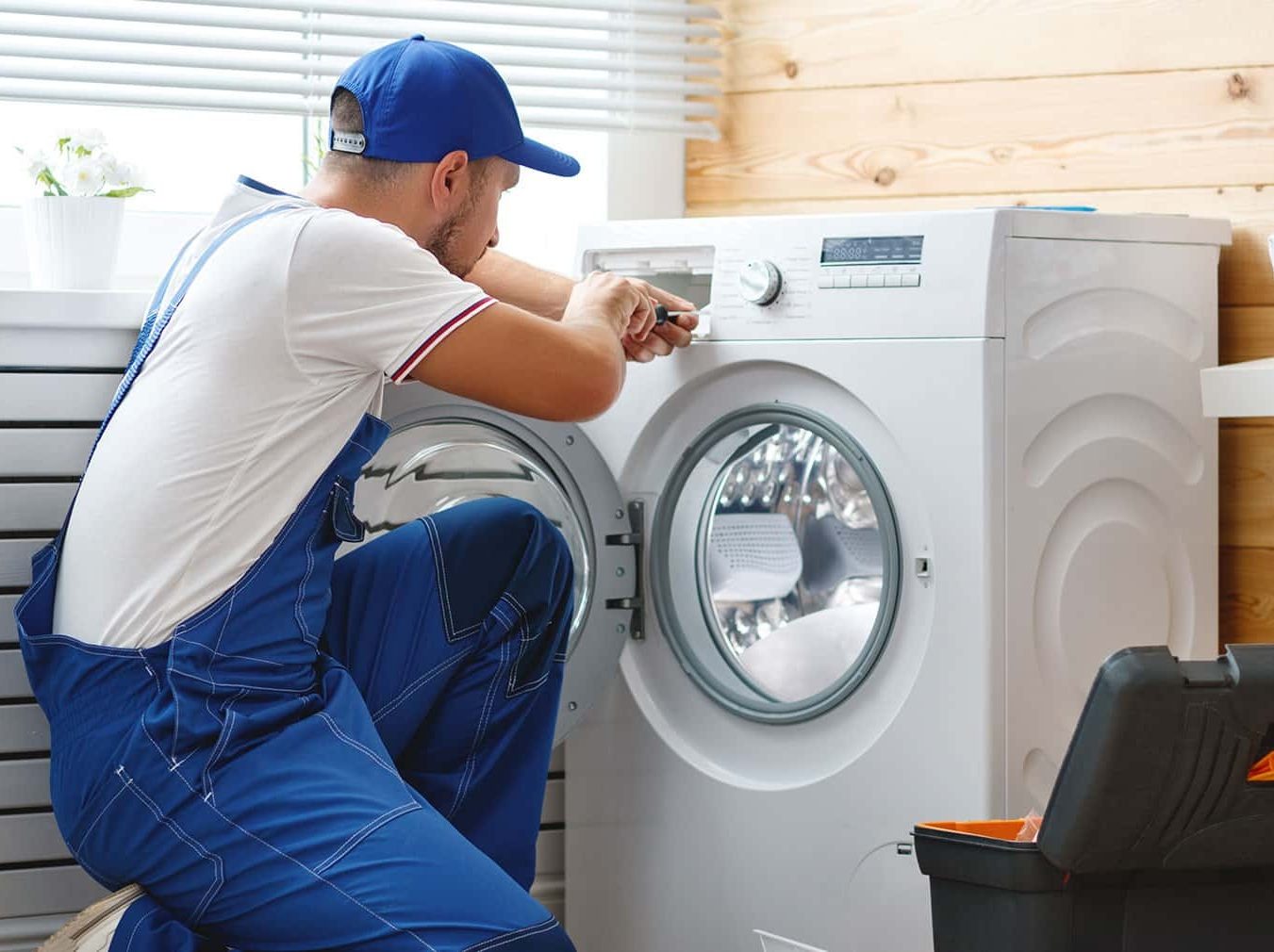 Técnico del servicio técnico Ariston reparando electrodoméstico en Valencia